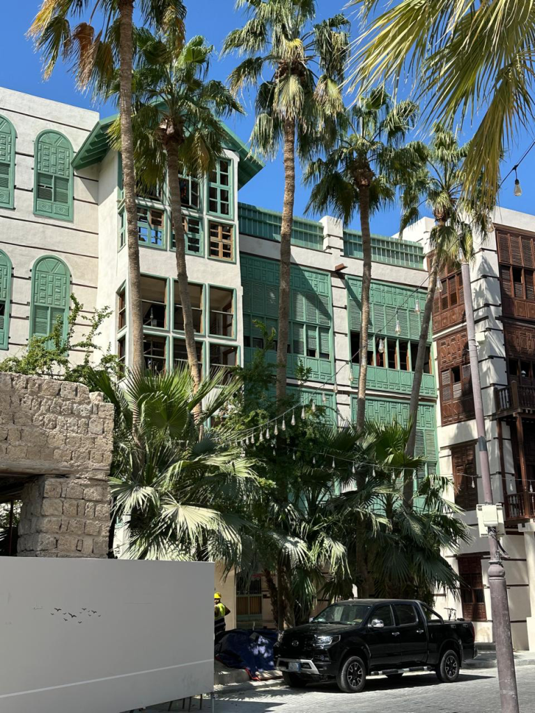 Contemporary building in Al Bald in Jeddah, with geometric Arabic patterns and earthy materials, blending tradition with modern design.